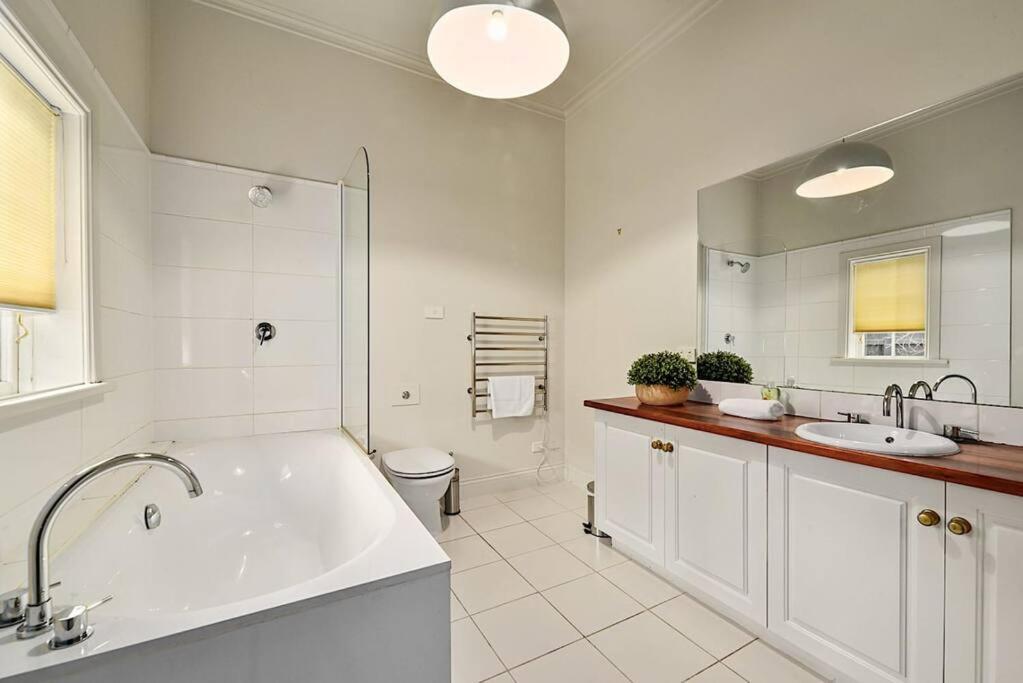 Blackwood Tree Cottage - Heritage Listed Property - Evandale! Extérieur photo