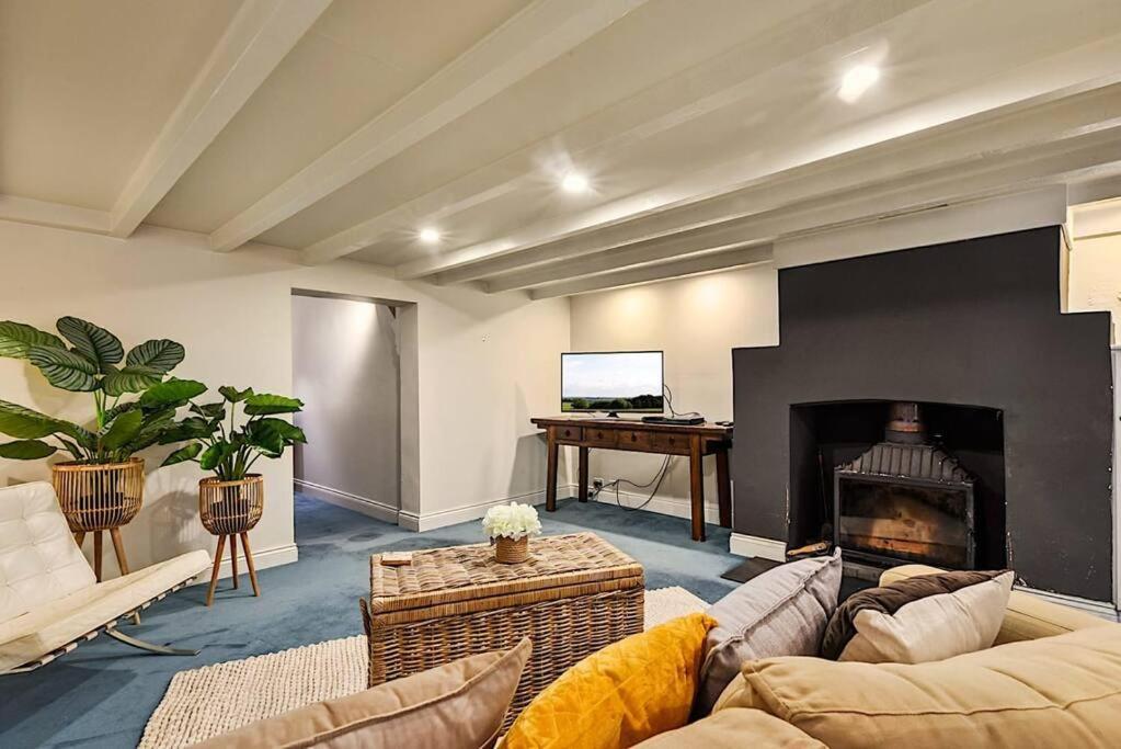 Blackwood Tree Cottage - Heritage Listed Property - Evandale! Extérieur photo